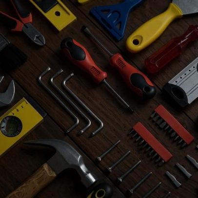 Solicitei ajuda de IA para DIY; orientações sobre contrapiso em troncos podres geram lições