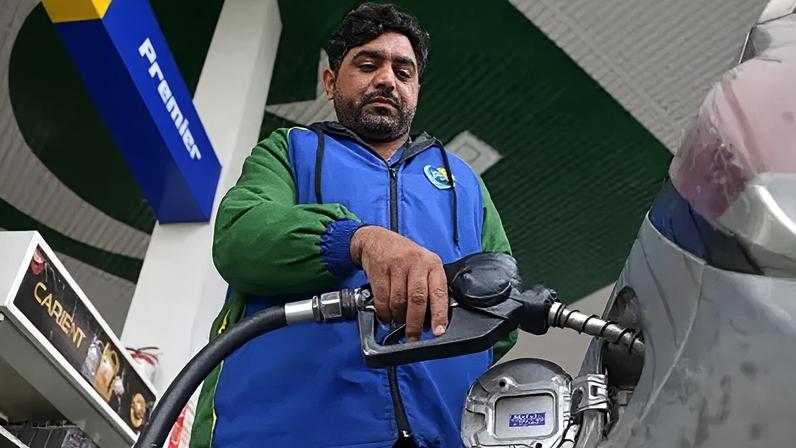 Preços do petróleo recuam após Paquistão anunciar acordo entre EUA e Irã
