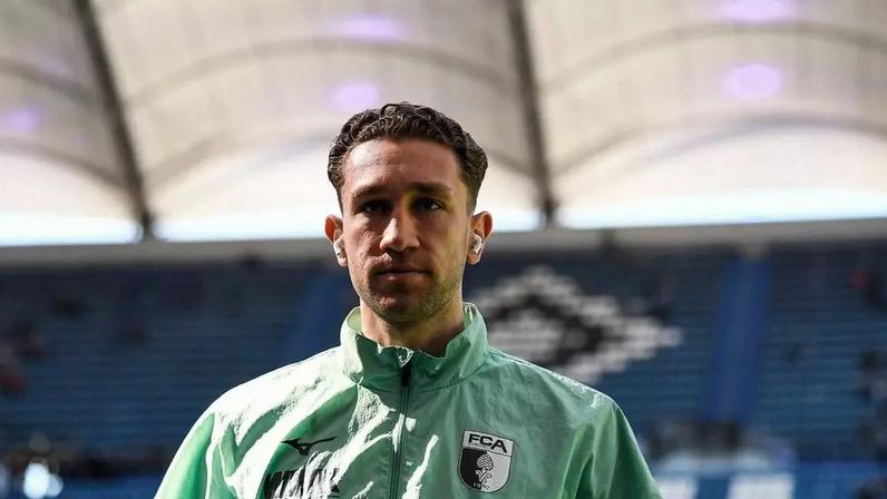 Arthur Chaves jogou pelo Augsburg na última temporada –