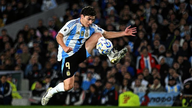 Real Madrid oferece R$ 900 milhões por Julián Álvarez, Atlético exige multa