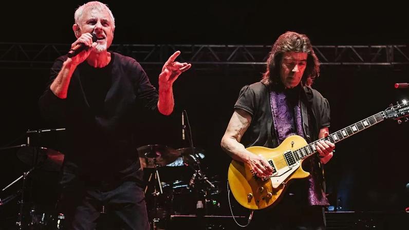 O cantor Ritchie e o guitarrista Steve Hackett