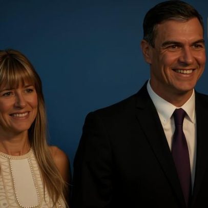 Esposa do primeiro-ministro espanhol enfrentará julgamento por corrupção e proibida de deixar o país