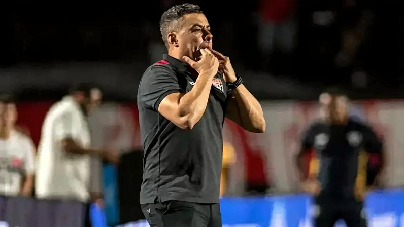 Jair Ventura na beira de campo no comando do Vitória