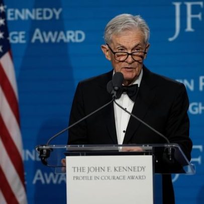 Ex-presidente do Fed Powell alerta sobre interferência política