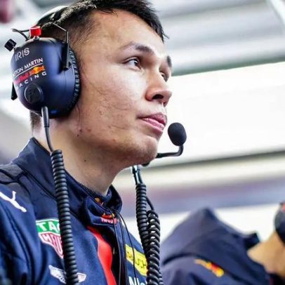 Alex Albon encontra lenda da F1 e homenageia antes de bater marca pela Williams
