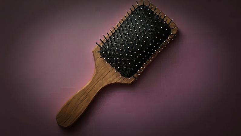 Aumento significativo da queda de cabelo pode indicar que algo não vai bem e merece avaliação médica