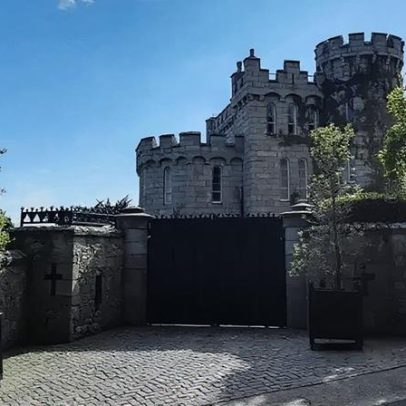 Cantora de 65 anos vive isolada em castelo