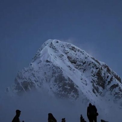 1852: Everest avaliado em 29.000 pés é contestado e ajustado para 29.002 pés