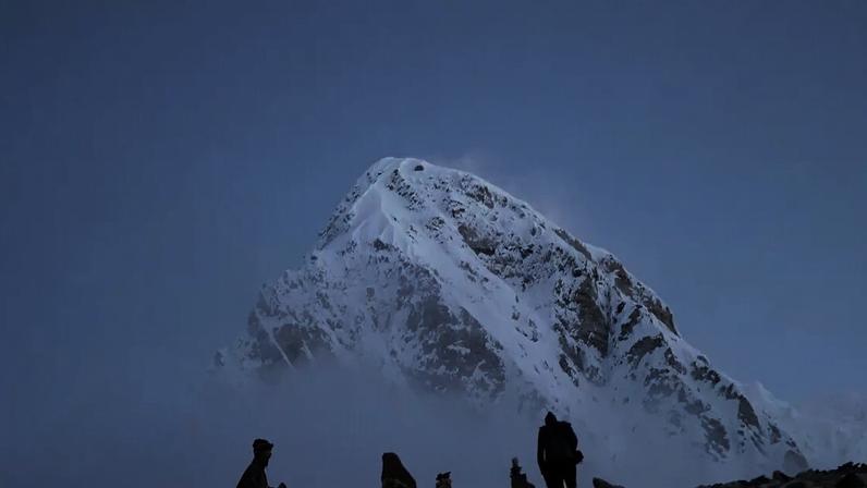 Pessoas escalando o Everest