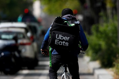 Entregador parceiro da Uber Eats durante dia de trabalho (1.abril.2020)