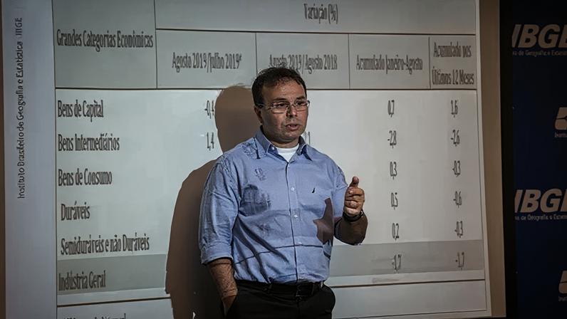 Indústria extrativa sobe 6,4% em quatro meses e de transformação cresce 4,1%, diz IBGE