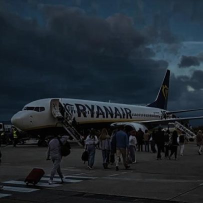 Ryanair concorda em deixar pais sentarem-se com filhos gratuitamente
