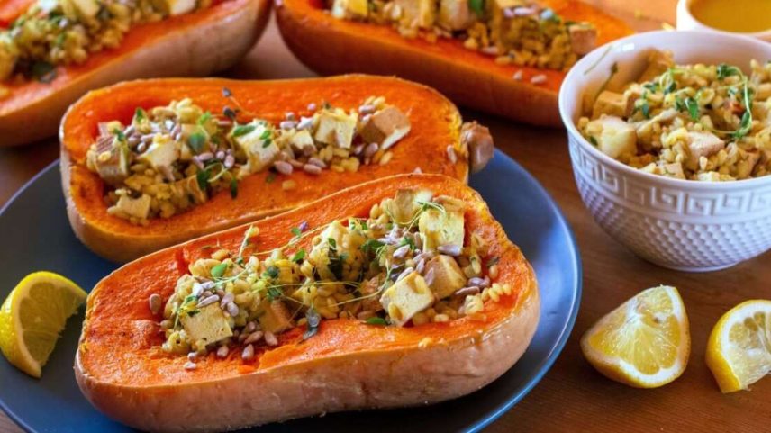 Abóbora recheada com cevada e tofu