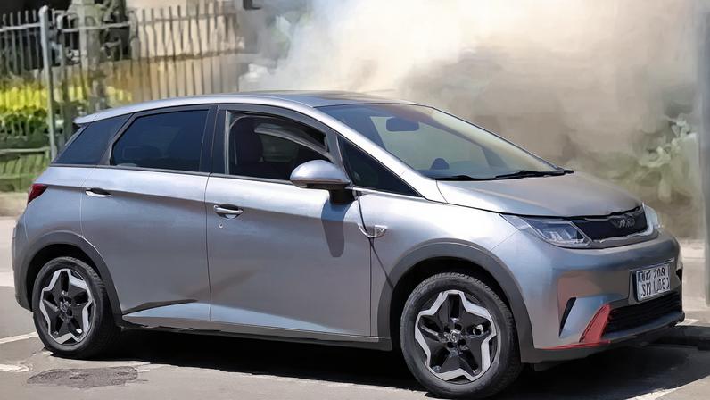 BYD Dolphin pega fogo no RS e é primeiro carro elétrico a sofrer incêndio no Brasil
