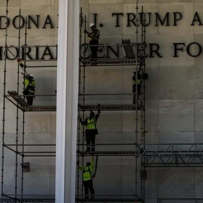 Trabalhadores removem nome de Trump do Kennedy Center após decisões judiciais