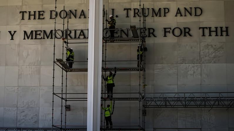 Trabalhadores removem nome de Trump do Kennedy Center após decisões judiciais