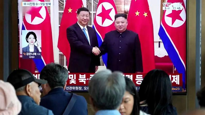 Nesta foto divulgada pelo governo da Coreia do Norte, o líder norte-coreano Kim Jong Un, à esquerda, aperta a mão do presidente chinês Xi Jinping em Pequim, na quinta-feira, 4 de setembro de 2025.