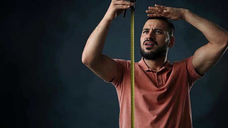 insatisfação corporal também está presente na população masculina e estudos recentes indicam que ela está associada à percepção do próprio corpo, à comparação social e ao bem-estar psicológico, bem como a comportamentos relacionados à alimentação ou à musculatura. Pixel-Shot/shutterstock