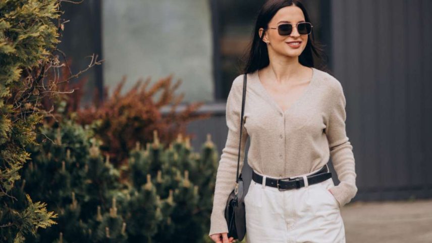 Modelo elegante e bem vestida de forma confortável -