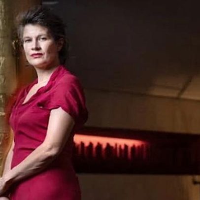 Cantora vencedora do Oscar Camille lança álbum triplo sobre a maternidade