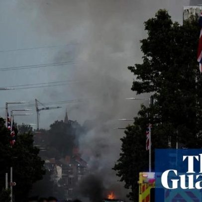 Pânico em Belfast após invasão de casa por homens encapuzados