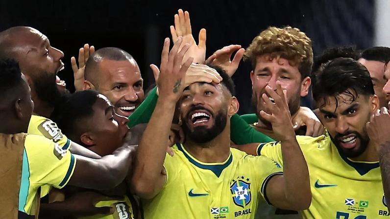 Jogadores comemoram gol de Matheus Cunha no triunfo sobre a seleção escocesa, em Miami Gardens.
