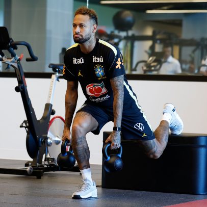 Neymar afirma viajar apenas com chuteiras e relógios e foca na Copa