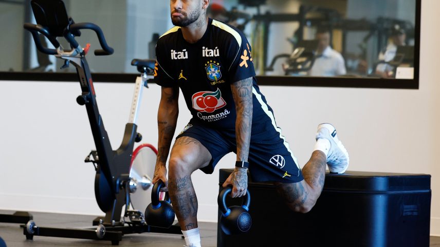 Neymar afirma viajar apenas com chuteiras e relógios e foca na Copa