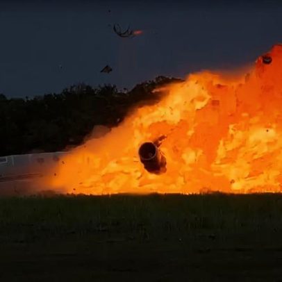 Jato executivo bate no solo durante pouso de emergência e explode