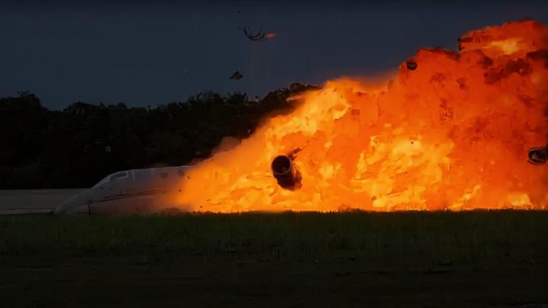 Avião executivo explode e pega fogo ao tentar pousar