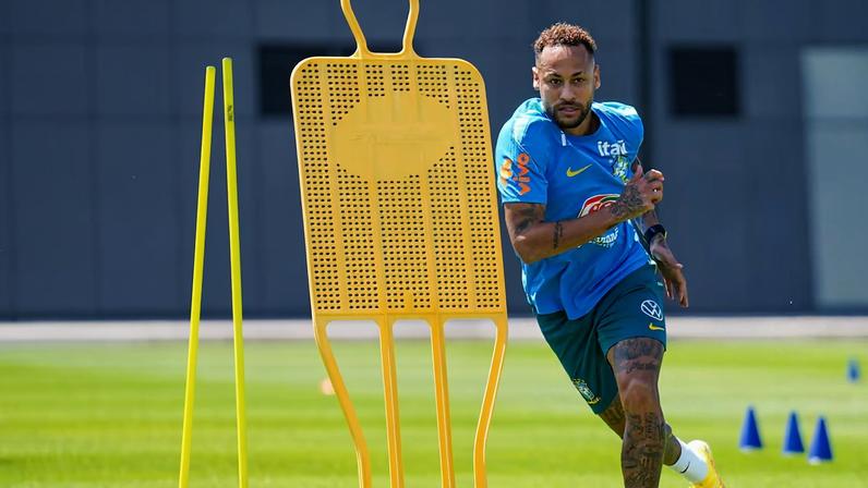 Neymar durante o treino com a seleção brasileira neste sábado. Foto: Nelson Terme/CBF