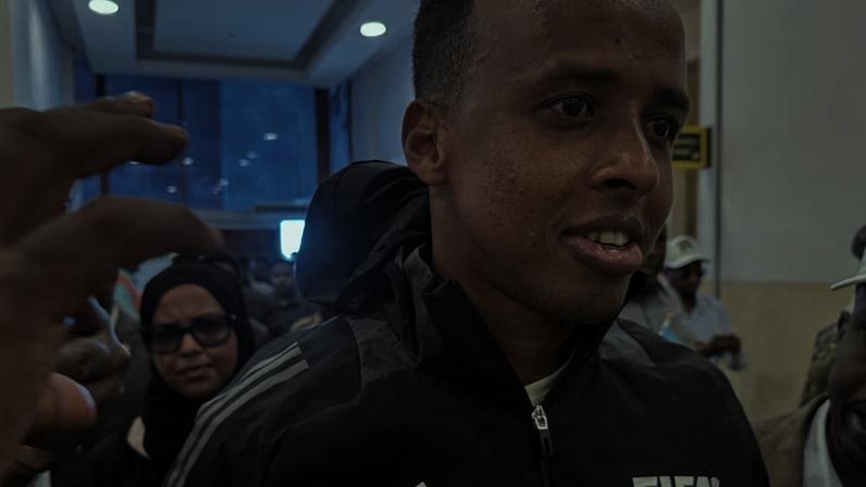 Árbitro Omar Artan foi recebido com festa após desembarque em Mogadíscio, capital da Somália