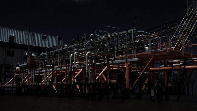 Plataforma industrial offshore, construída sobre o mar e sustentada por estruturas metálicas robustas pintadas em laranja e branco.
