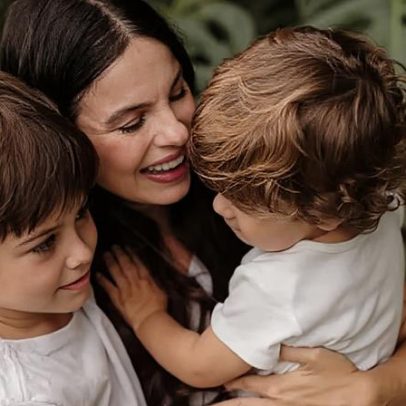 Sthefany Brito mostra filhos conhecendo o irmão bebê e emociona