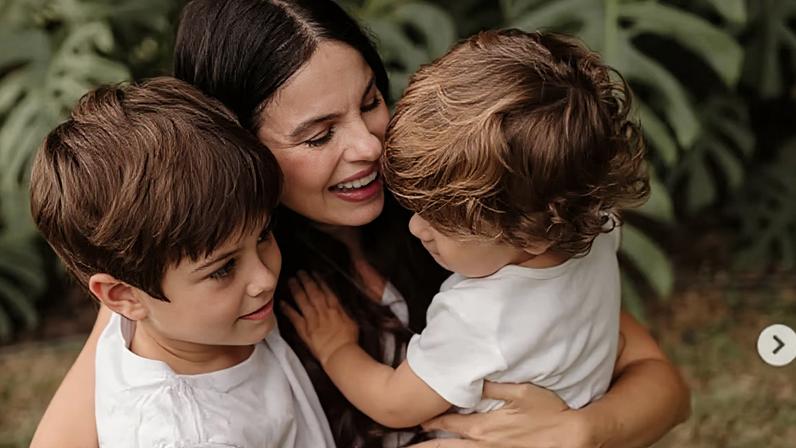 Sthefany Brito mostra filhos conhecendo o irmão bebê e emociona