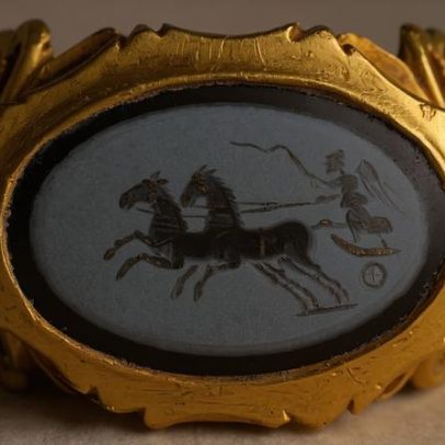 Anel de ouro romano é encontrado por detectorista amador