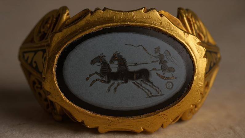 Anel de ouro romano é encontrado por detectorista amador
