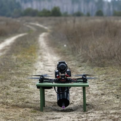 Guerra de drones com IA: Ucrânia tenta impor bloqueio logístico à Rússia