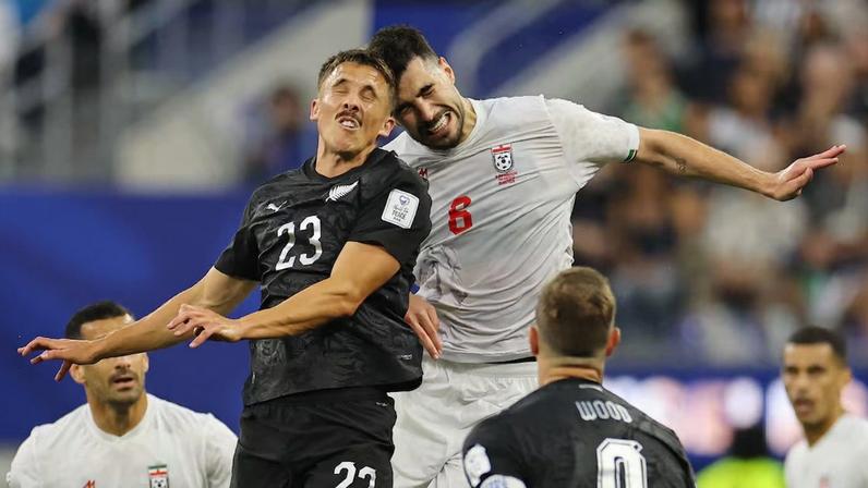 Soccer Football - FIFA World Cup 2026 - Group G - Iran v New Zealand - Los Angeles Stadium, Inglewood, California, U.S. - June 15, 2026 New Zealand's Ryan Thomas in action with Iran's Saeid Ezatolahi REUTERS/Daniel Cole