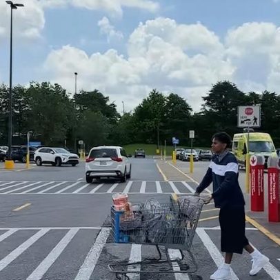 Yamal é flagrado em mercado com amigos antes da estreia na Copa