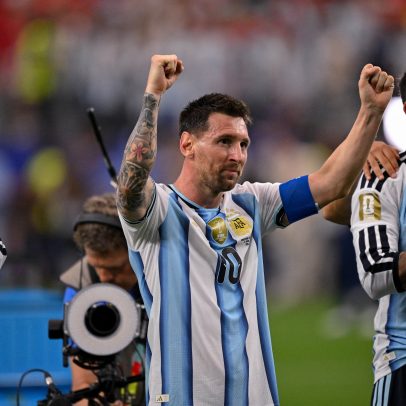 Argentinos cantam parabéns em coro para Messi