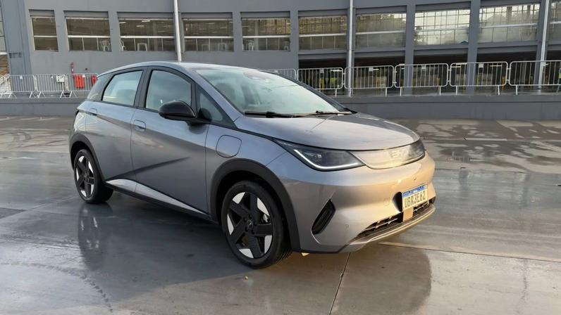 BYD Dolphin SE 2026 estacionado em SP