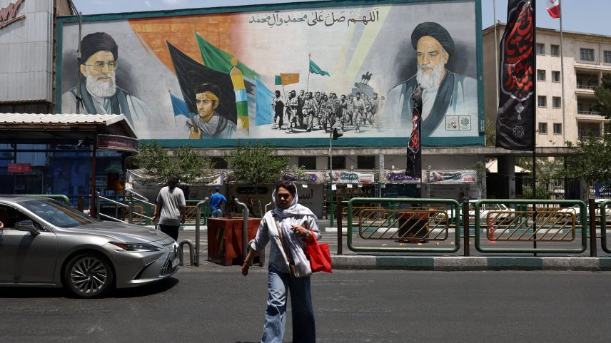 REUTERS - Mural retrata falecido líder da Revolução Islâmica, aiatolá Ruhollah Khomeini, e o falecido líder supremo do Irã, aiatolá Ali Khamenei, em Teerã - 23/06/2026