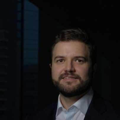 Semana de promoções no alto escalão com intensa troca de cargos