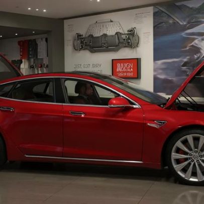 Tesla usou informações enganosas para aprovar direção autônoma na Europa