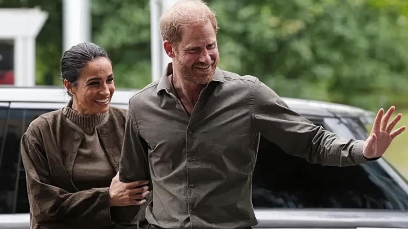 Reuters The Duke and Duchess of Sussex wave at the crowd after arriving at an event in Melbourne, Australia on 14 April 2026.
