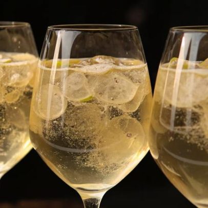 Colocar gelo no vinho branco nem sempre é sacrilégio; veja a prova
