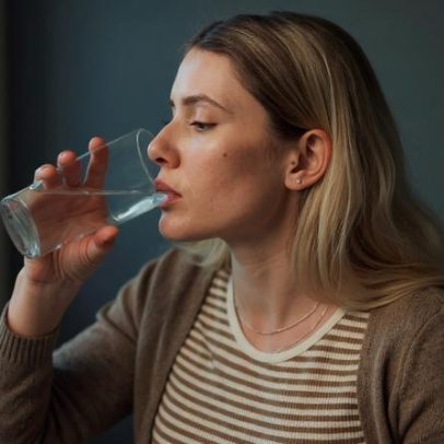 Beber mais água no inverno: 5 motivos para manter a hidratação