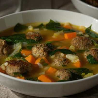 Cinco sopas com alto teor proteico para almoço saudável e prático