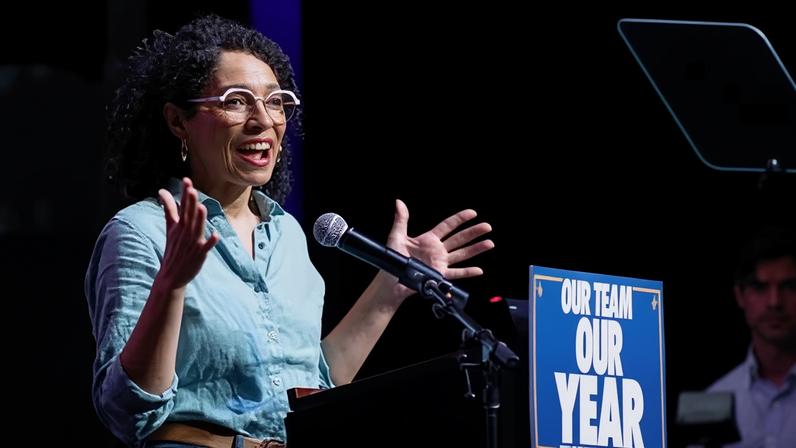 Progressista de Nova York, apoiado por Zohran Mamdani, mira o establishment